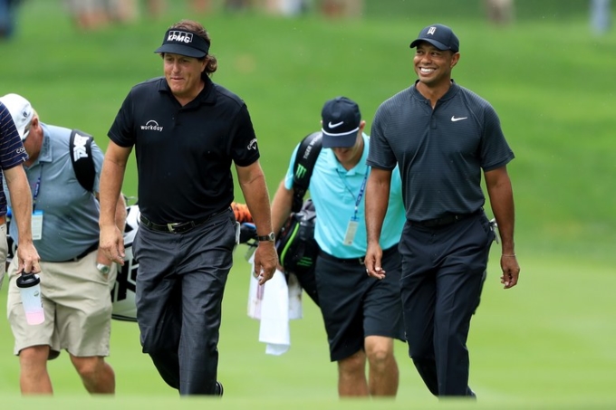 Cách xem trận đấu lịch sử giữa Tiger Woods và Phil Mickelson